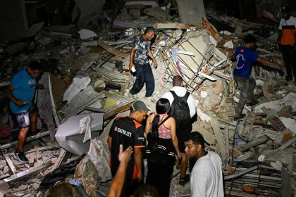 Clădiri rezidențiale prăbușite complet și mormane de moloz pe străzile din Caracas, acoperite de praf după cele două cutremure violente de 7,2 și 7,5 grade.
