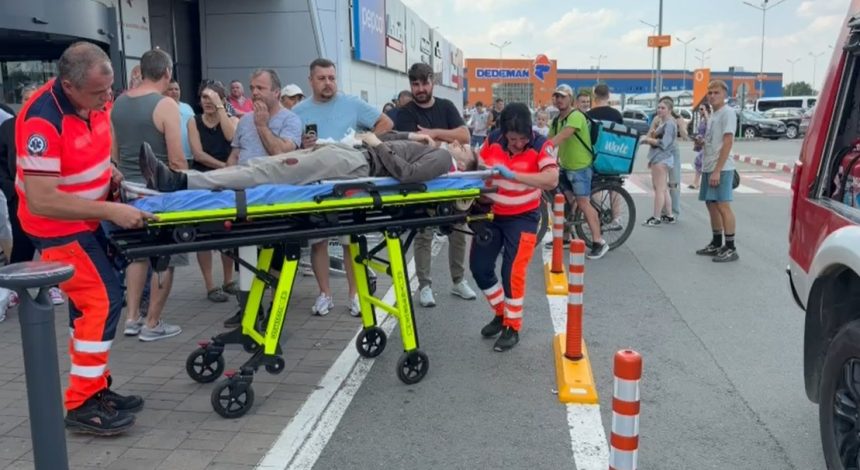 accident-rutier-taxi-intrat-in-pietoni-shopping-city-ambulante.jpg