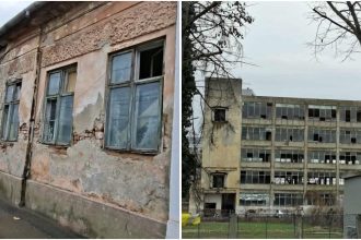 Fațadă degradată a unui imobil istoric din Timișoara, cu plase de protecție montate pentru a preveni căderea tencuielii peste pietoni.
