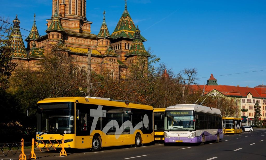 Autobuz STPT rulând pe traseu deviat în Piața Alexandru Mocioni din Timișoara, din cauza restricțiilor rutiere din zona centrală.