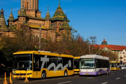 Autobuz STPT rulând pe traseu deviat în Piața Alexandru Mocioni din Timișoara, din cauza restricțiilor rutiere din zona centrală.