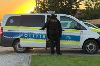 Luptători ai Serviciului pentru Acțiuni Speciale descinzând la domiciliul unui suspect din localitatea Aurel Vlaicu, într-un dosar de furt calificat.