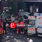 Pompierii militari ISU Banat utilizând echipamente de descarcerare pentru a extrage un taximetrist din mașina lovită de tramvai în fața Consiliului Județean Timiș.