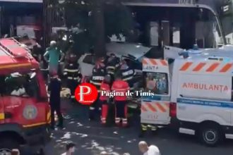 Pompierii militari ISU Banat utilizând echipamente de descarcerare pentru a extrage un taximetrist din mașina lovită de tramvai în fața Consiliului Județean Timiș.
