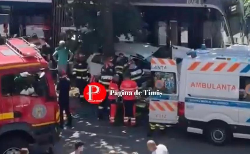 Pompierii militari ISU Banat utilizând echipamente de descarcerare pentru a extrage un taximetrist din mașina lovită de tramvai în fața Consiliului Județean Timiș.