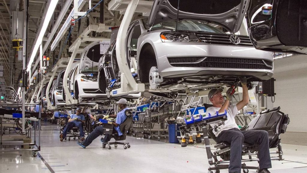 Vicepreședintele Consiliului Județean Timiș, Alexandru Iovescu, prezentând pilonii de sprijin și bugetul proiectului pilot GreenSHIFT Europe pentru muncitorii din industria auto.
