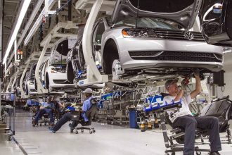 Vicepreședintele Consiliului Județean Timiș, Alexandru Iovescu, prezentând pilonii de sprijin și bugetul proiectului pilot GreenSHIFT Europe pentru muncitorii din industria auto.