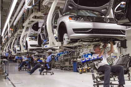 Vicepreședintele Consiliului Județean Timiș, Alexandru Iovescu, prezentând pilonii de sprijin și bugetul proiectului pilot GreenSHIFT Europe pentru muncitorii din industria auto.