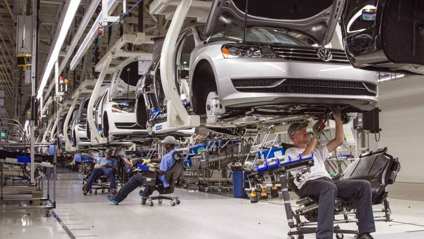 Vicepreședintele Consiliului Județean Timiș, Alexandru Iovescu, prezentând pilonii de sprijin și bugetul proiectului pilot GreenSHIFT Europe pentru muncitorii din industria auto.