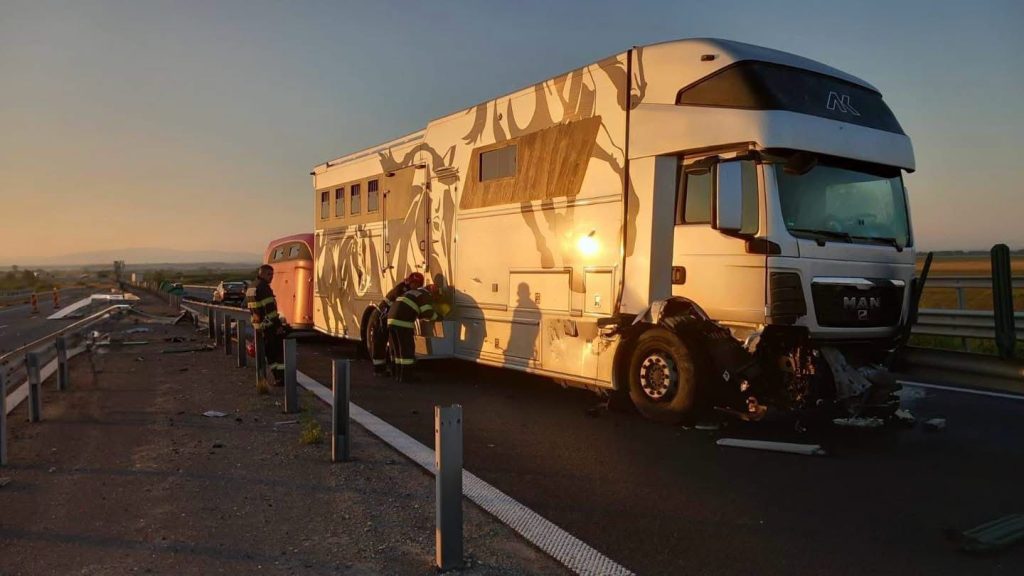 Un autotren (TIR) destinat transportului de animale deformat în urma impactului pe autostrada A1, lângă Șanovița, după ce a trecut prin parapetul median.