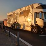 Un autotren (TIR) destinat transportului de animale deformat în urma impactului pe autostrada A1, lângă Șanovița, după ce a trecut prin parapetul median.