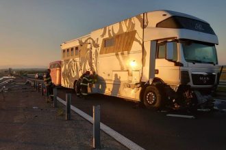 Un autotren (TIR) destinat transportului de animale deformat în urma impactului pe autostrada A1, lângă Șanovița, după ce a trecut prin parapetul median.