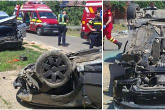 Autoturism răsturnat pe plafon, cu roțile în sus, în urma unui impact violent în localitatea Șiria din județul Arad, în timpul intervenției de descarcerare.