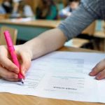 Candidați din județul Timiș susținând proba scrisă la Limba și literatura română în cadrul examenului de Bacalaureat, sub monitorizare audio-video.