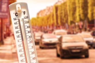 Autovehicul de mare tonaj oprit într-o parcare de pe autostrada A1 din vestul țării, ca urmare a restricțiilor rutiere impuse pe timp de caniculă.
