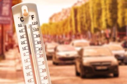 Autovehicul de mare tonaj oprit într-o parcare de pe autostrada A1 din vestul țării, ca urmare a restricțiilor rutiere impuse pe timp de caniculă.