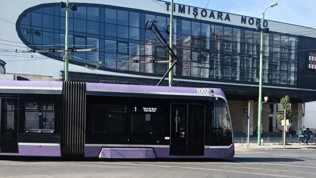 Echipe tehnice ale STPT intervenind pentru remedierea unei linii de tramvai deformate din cauza temperaturilor extreme din Timișoara.