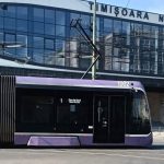Echipe tehnice ale STPT intervenind pentru remedierea unei linii de tramvai deformate din cauza temperaturilor extreme din Timișoara.