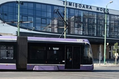 Echipe tehnice ale STPT intervenind pentru remedierea unei linii de tramvai deformate din cauza temperaturilor extreme din Timișoara.