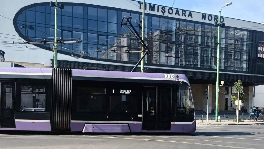 Echipe tehnice ale STPT intervenind pentru remedierea unei linii de tramvai deformate din cauza temperaturilor extreme din Timișoara.