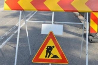Indicatoare rutiere de deviere a traficului amplasate pe bulevardele centrale din Timișoara pentru organizarea festivalurilor urbane.
