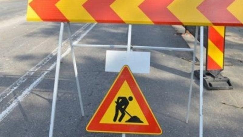 Indicatoare rutiere de deviere a traficului amplasate pe bulevardele centrale din Timișoara pentru organizarea festivalurilor urbane.