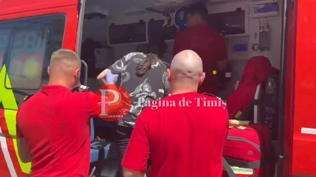 Ambulanță a Serviciului de Ambulanță Județean Timiș staționând în fața unei unități de cult pentru acordarea de îngrijiri medicale de urgență.