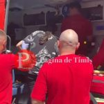 Ambulanță a Serviciului de Ambulanță Județean Timiș staționând în fața unei unități de cult pentru acordarea de îngrijiri medicale de urgență.