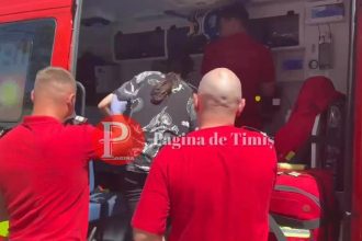 Ambulanță a Serviciului de Ambulanță Județean Timiș staționând în fața unei unități de cult pentru acordarea de îngrijiri medicale de urgență.