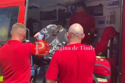 Ambulanță a Serviciului de Ambulanță Județean Timiș staționând în fața unei unități de cult pentru acordarea de îngrijiri medicale de urgență.
