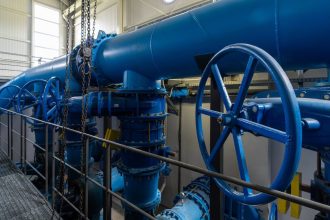 Tehnicieni Aquatim monitorizând stațiile de pompare și nivelul rezervoarelor de apă pe timp de caniculă extremă.