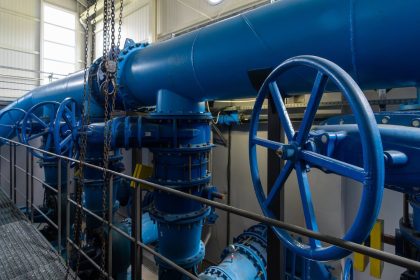 Tehnicieni Aquatim monitorizând stațiile de pompare și nivelul rezervoarelor de apă pe timp de caniculă extremă.