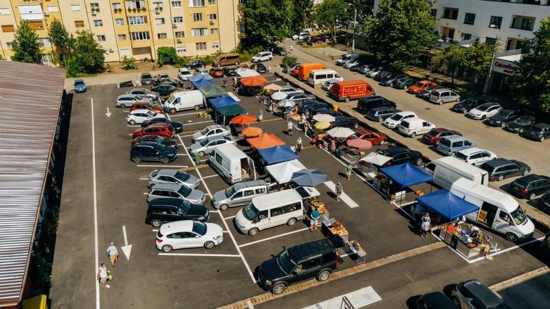 Platforma exterioară a pieței agroalimentare de pe strada Silistra din zona Lipovei, propusă pentru transformarea în parcare publică în timpul săptămânii.