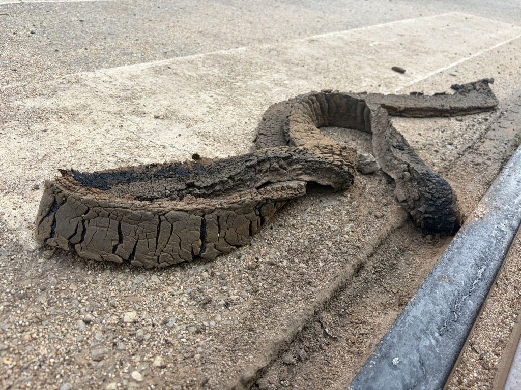 Vagon de tramvai STPT oprit în trafic pe timp de caniculă, în contextul devierii liniilor din cauza deformării șinelor.