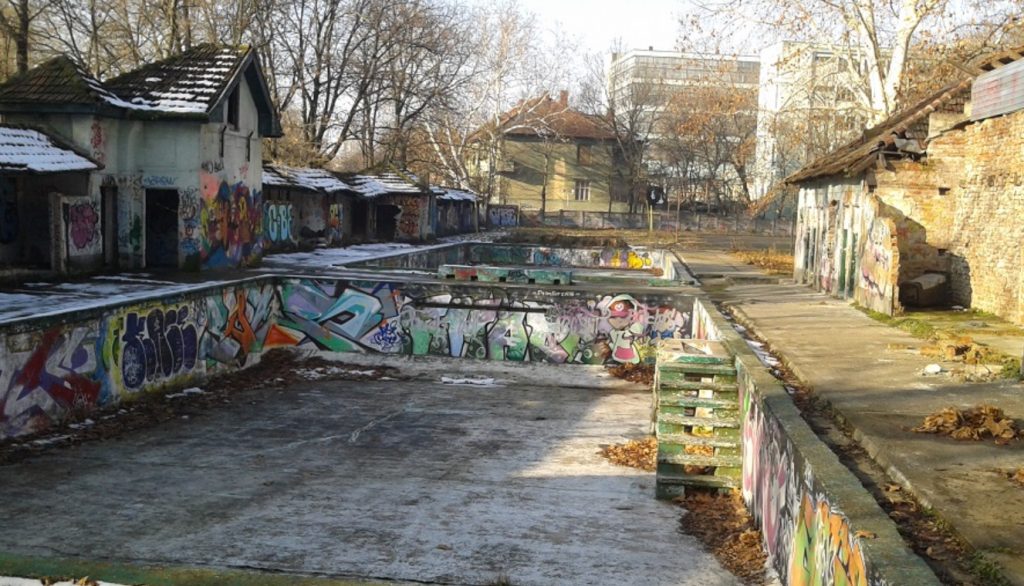 Randare de proiect sau imagine actuală cu fosta bază sportivă Uszoda din Timișoara, propusă pentru modernizare.