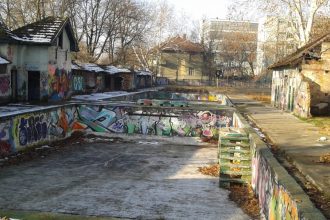 Randare de proiect sau imagine actuală cu fosta bază sportivă Uszoda din Timișoara, propusă pentru modernizare.