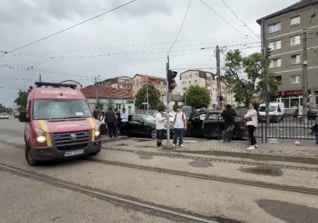 Accident rutier în Timișoara, la intersecția dintre Bulevardul Liviu Rebreanu și Calea Martirilor, soldat cu rănirea unei tinere de 18 ani