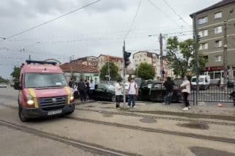 Accident rutier în Timișoara, la intersecția dintre Bulevardul Liviu Rebreanu și Calea Martirilor, soldat cu rănirea unei tinere de 18 ani