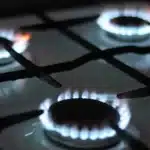 Echipă de intervenție tehnică Delgaz Grid efectuând lucrări de mentenanță la o conductă magistrală de gaze naturale.