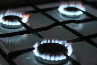 Echipă de intervenție tehnică Delgaz Grid efectuând lucrări de mentenanță la o conductă magistrală de gaze naturale.