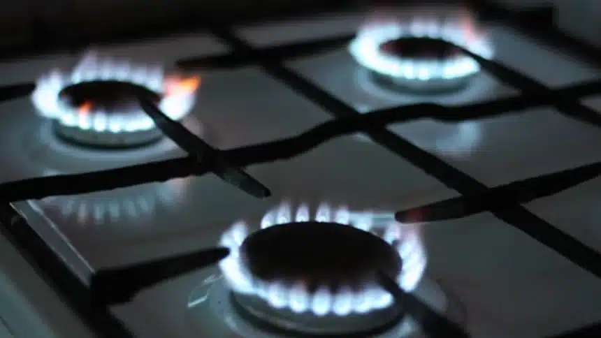 Echipă de intervenție tehnică Delgaz Grid efectuând lucrări de mentenanță la o conductă magistrală de gaze naturale.