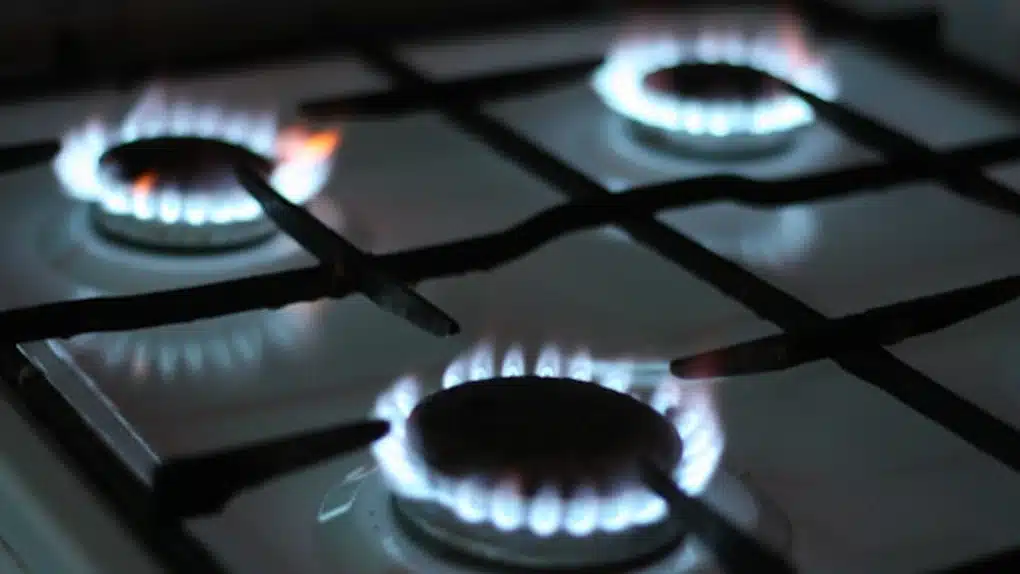 Echipă de intervenție tehnică Delgaz Grid efectuând lucrări de mentenanță la o conductă magistrală de gaze naturale.