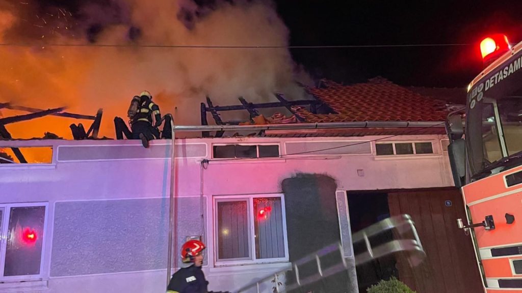 Incendiu puternic la trei locuințe din Slatina-Timiș, județul Caraș-Severin