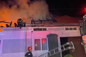 Incendiu puternic la trei locuințe din Slatina-Timiș, județul Caraș-Severin