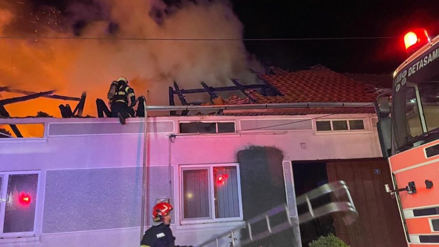Incendiu puternic la trei locuințe din Slatina-Timiș, județul Caraș-Severin