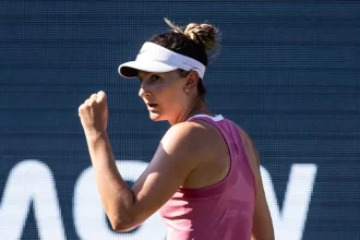 Jucătoarea română de tenis Irina Begu celebrând calificarea emoționantă în optimile de finală la Bad Homburg Open, după un meci maraton pe iarbă.