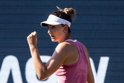 Jucătoarea română de tenis Irina Begu celebrând calificarea emoționantă în optimile de finală la Bad Homburg Open, după un meci maraton pe iarbă.