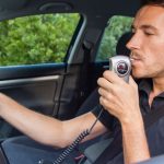 Dispozitiv etilotest Alcolock conectat la bordul unui autoturism pentru blocarea pornirii motorului în caz de alcoolemie.