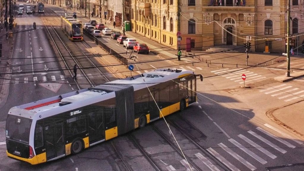 Autobuz al Societatii de Transport Public Timisoara circuland pe traseul deviat din zona Shopping City