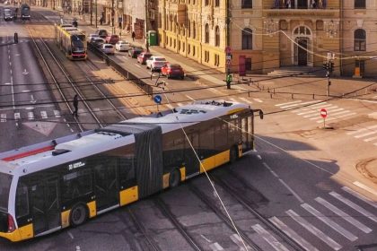 Autobuz al Societatii de Transport Public Timisoara circuland pe traseul deviat din zona Shopping City
